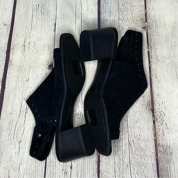 WHITE MOUNTAIN Black Fabric Sandals - Picture 4 of 8